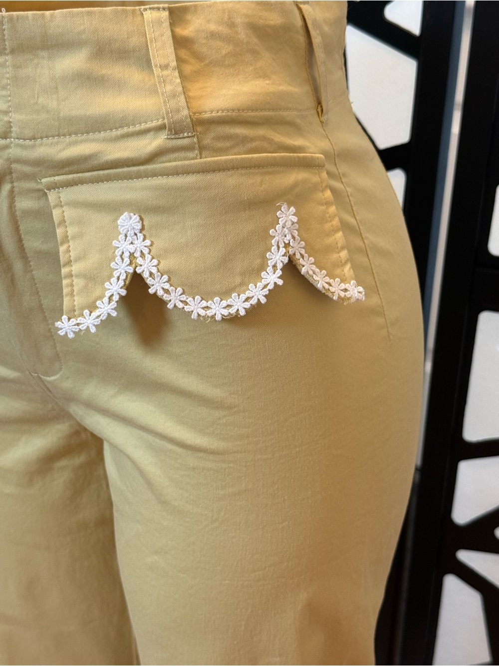 ee:some Perla Floral Straight Leg crop Butter yellow-white scalloped lace NWT - Picture 6 of 9